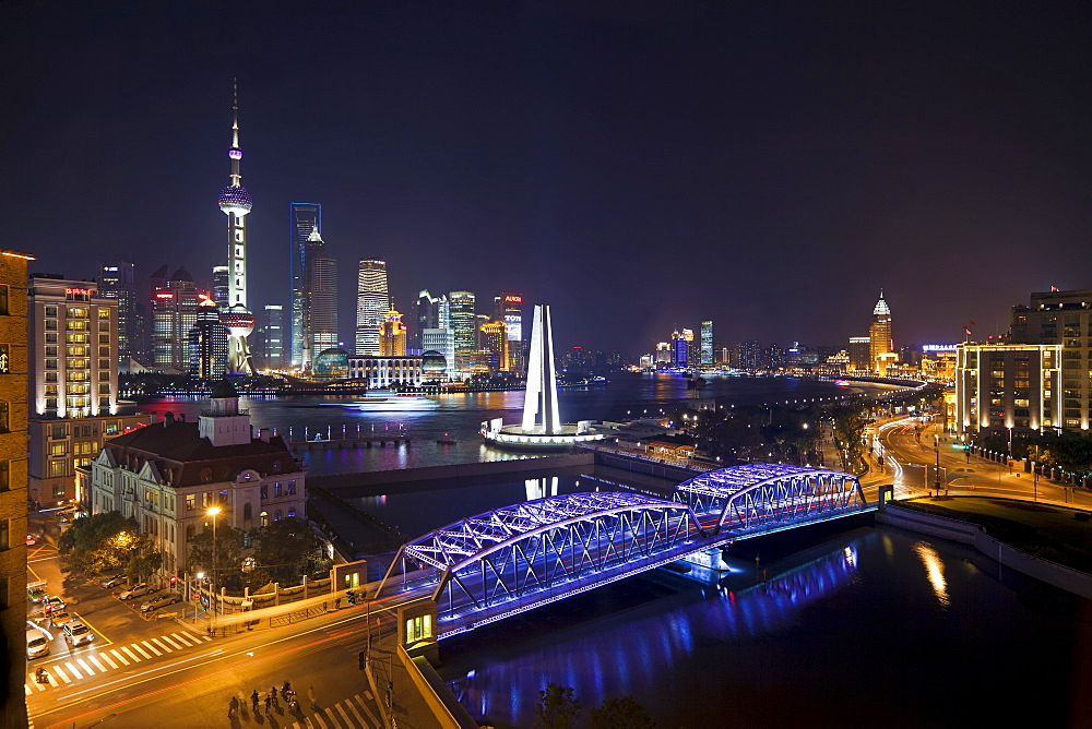 New Pudong skyline, Waibaidu (Garden) Bridge, looking across the Huangpu River from the Bund, Shanghai, China, Asia