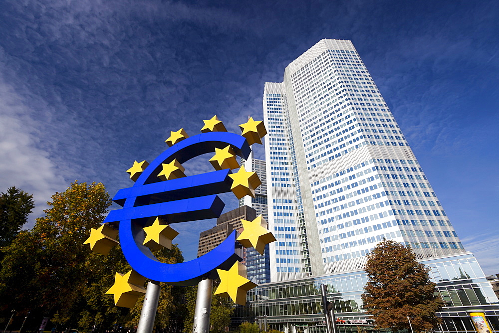 Euro Tower, home of European Central Bank, and Euro Symbol, Willy Brandt Platz, Frankfurt-am-Main, Hesse, Germany, Europe