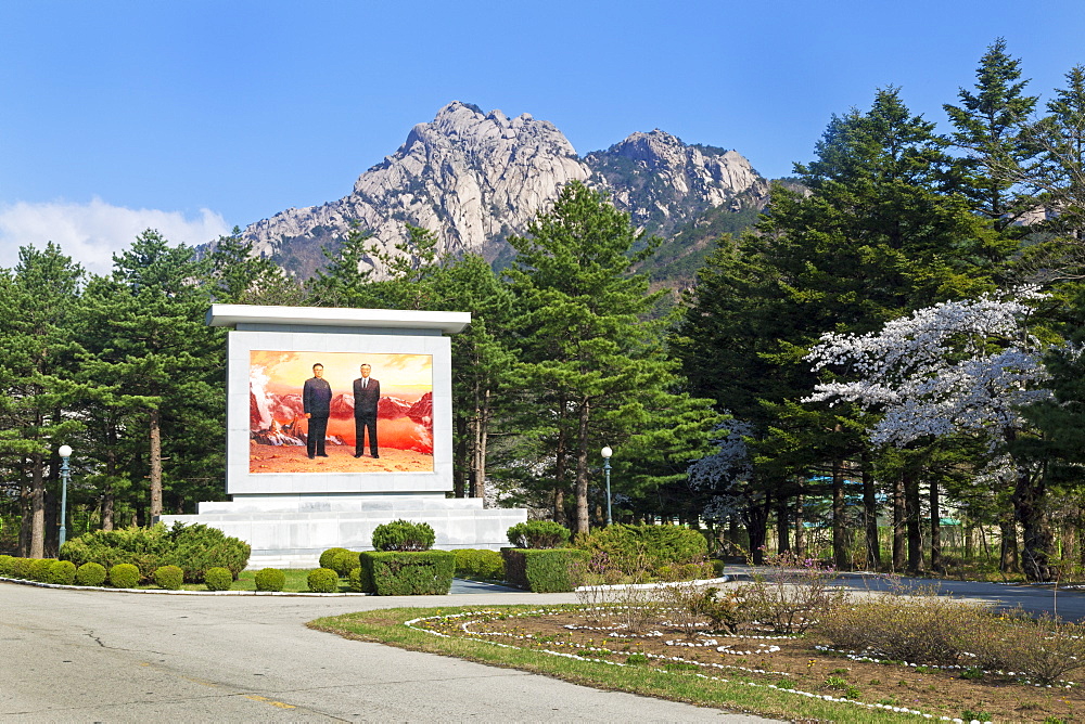 Portrait of the Great Leaders, Kim Il Sung and Kim Jong Il, Kumgang Mountains, Democratic People's Republic of Korea (DPRK), North Korea, Asia