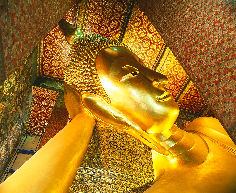 Reclining Golden Buddha in Wat Pho temple (Wat Phra Chetuphon), Bangkok, Thailand, Southeast Asia, Asia