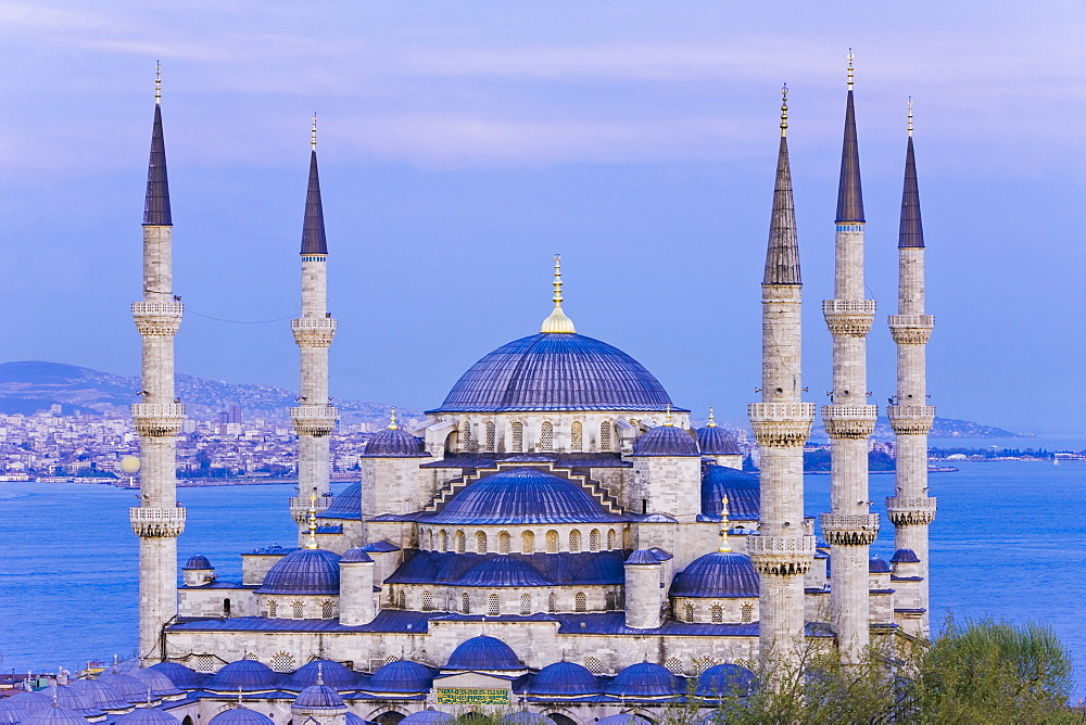 Elevated view of the Blue Mosque (Sultan Ahmet Camii), UNESCO World Heritage Site, in Sultanahmet at dusk, overlooking the Bosphorus, Istanbul, Turkey, Europe