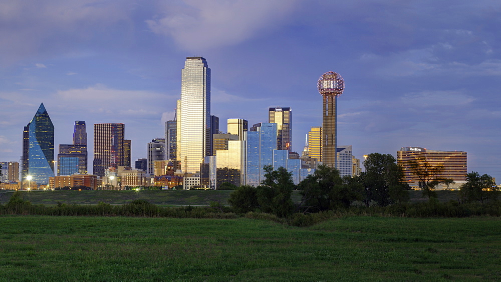 Dallas cty skyline and the Reunion Tower, Texas, United States of America, North America