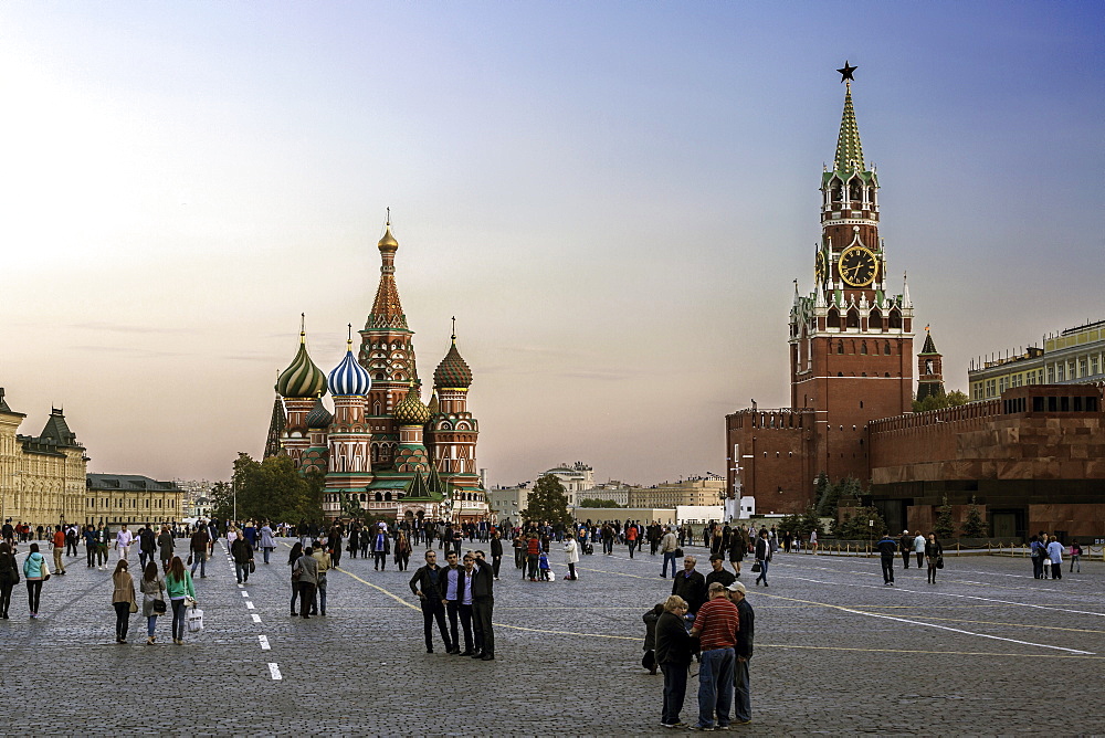 St. Basils Cathedral and the Kremlin in Red Square, UNESCO World Heritage Site, Moscow, Russia, Europe