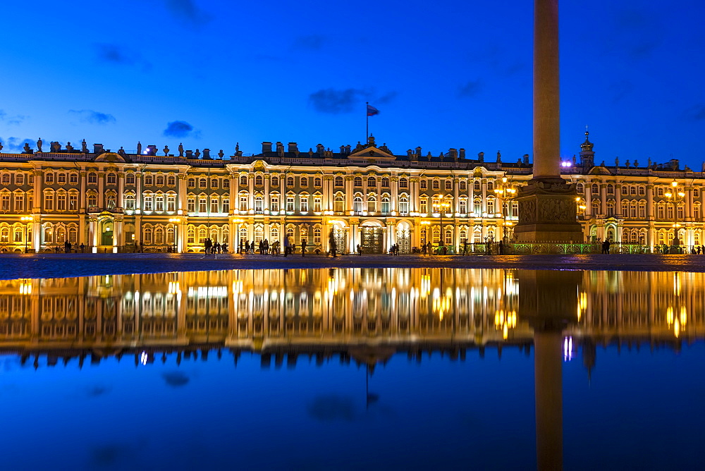 Alexander Column and the Hermitage, Winter Palace, Palace Square, UNESCO World Heritage Site, St. Petersburg, Russia, Europe