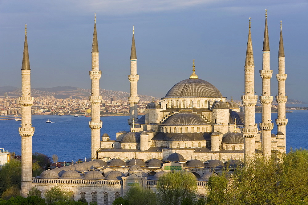 Elevated view of the Blue Mosque (Sultan Ahmet) in Sultanahmet, overlooking the Bosphorus, Istanbul, Turkey, Europe