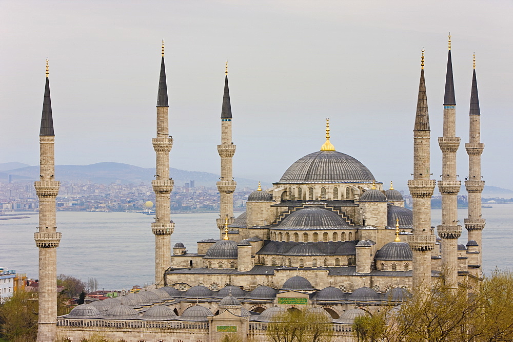 Elevated view of the Blue Mosque in Sultanahmet, overlooking the Bosphorus, Istanbul, Turkey, Europe