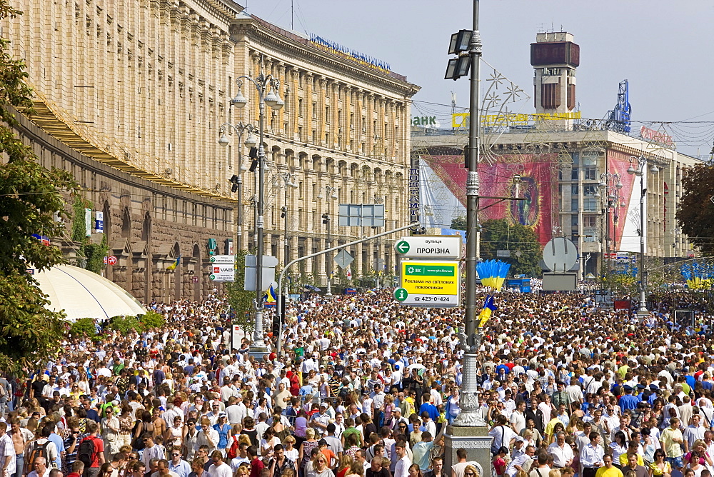 Annual Independence Day, people walking along the main Khreshchatyk Street, Kiev, Ukraine, Europe