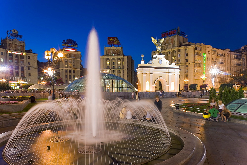 The fountains in Maidan Nezalezhnosti (Independence Square) at dusk, Kiev, Ukraine, Europe