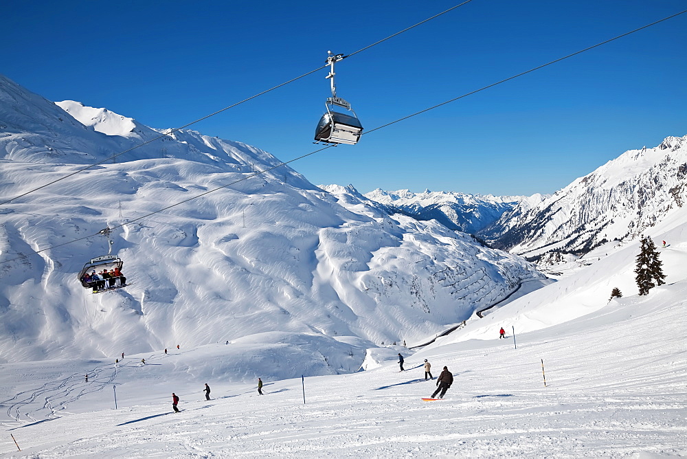 Resort pistes and mountain ranges, St. Anton am Arlberg, Tirol, Austrian Alps, Austria, Europe