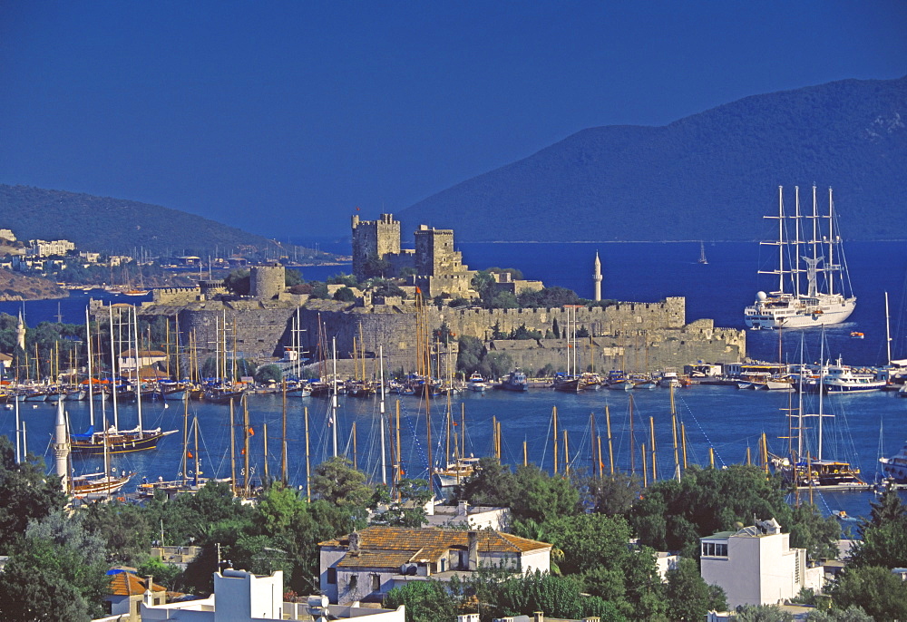 Castle of St. Peter and yachts moored in harbour, Bodrum, Anatolia, Turkey, Asia Minor, Eurasia