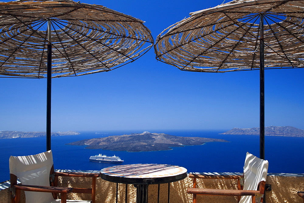 Terrace overlooking the caldera, Santorini, Cyclades, Greek Islands, Greece, Europe