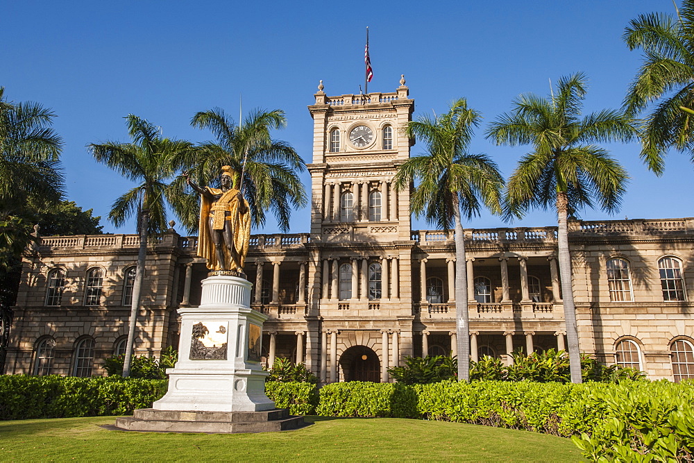 King Kamehameha statue in front of Aliiolani Hale (Hawaii State Supreme Court), Honolulu, Oahu, Hawaii, United States of America, Pacific