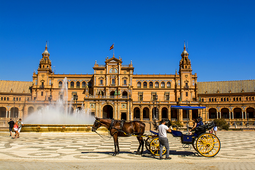 Vicente Traver fountain and horse carriage taxi, Plaza de Espana (Spanish Square), Seville, Andalusia, Spain, Europe