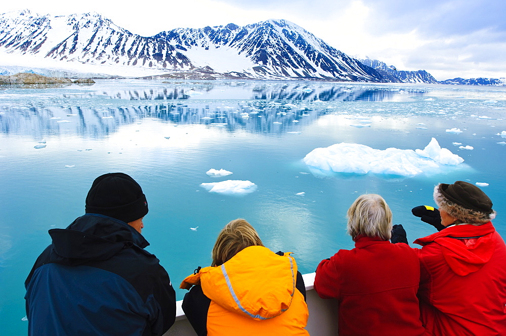 Passengers view glacier in Store Jonsfjord, Svalbard Archipelago, Norway, Arctic, Scandinavia, Europe