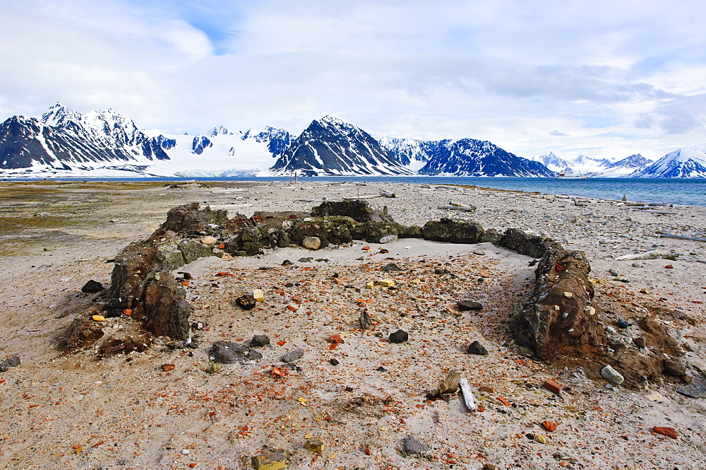 Old whaling station Amsterdamoya (Amsterdam island), Svalbard Archipelago, Norway, Arctic, Scandinavia, Europe