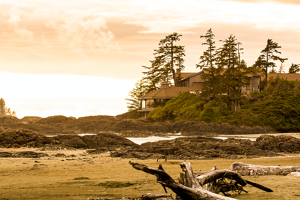 Wickaninnish Inn, Wickaninnish Beach, Pacific Rim National Park Reserve, Vancouver Island, British Columbia, Canada.