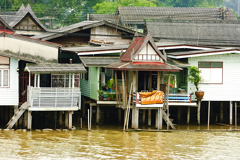 Houses on the Chao Phraya River, Bangkok, Thailand, Southeast Asia, Asia