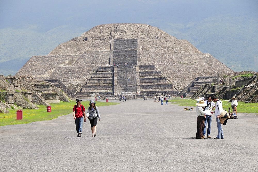 Mexico, Anahuac, Teotihuacan, View along Calzada de los Muertos towards the Pyramid de la Luna with tourist visitors.