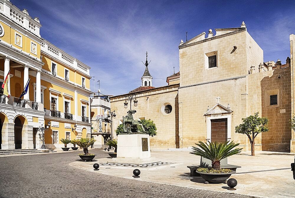 Spain, Extremadura, Badajoz, Catedral de San Juan Bautista and Ayuntamiento in Plaza Espana.