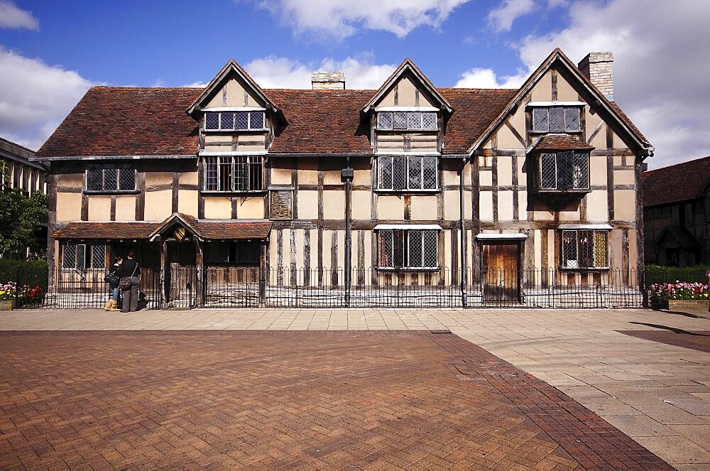 England, Warwickshire, Stratford-upon-Avon, Shakespeares birthplace a restored 16th Century half-timbered house William Shakespeare was born in 1564 spent his childhood years here.