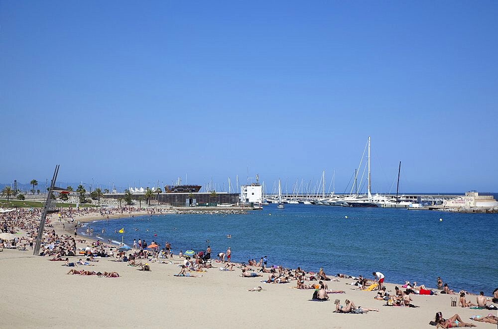 Spain, Catalonia, Barcelona, Barceloneta, Playa de St Sebastia, view along beach toward Port Olimpic.