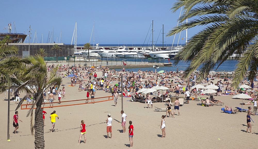 Spain, Catalonia, Barcelona, Barceloneta, Playa de St Sebastia, view along beach toward Port Olimpic.