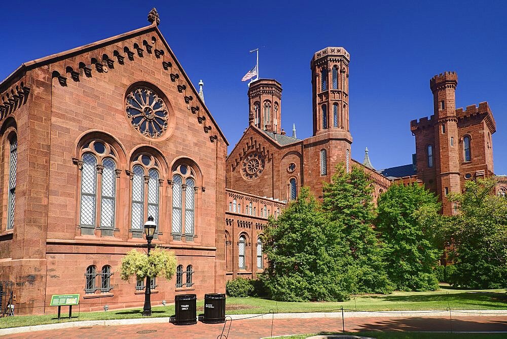 USA, Washington DC, National Mall, Smithsonian Castle, Tourist Information Centre for Smithsonian Museums.