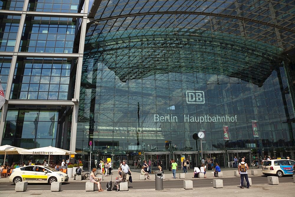 Germany, Berlin, Mitte, Hauptbahnhof steel and glass train station designed by Meinhard von Gerkan.