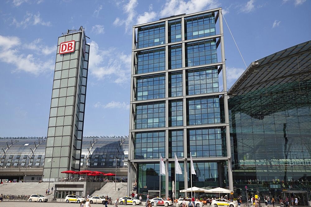 Germany, Berlin, Mitte, Hauptbahnhof steel and glass train station designed by Meinhard von Gerkan.