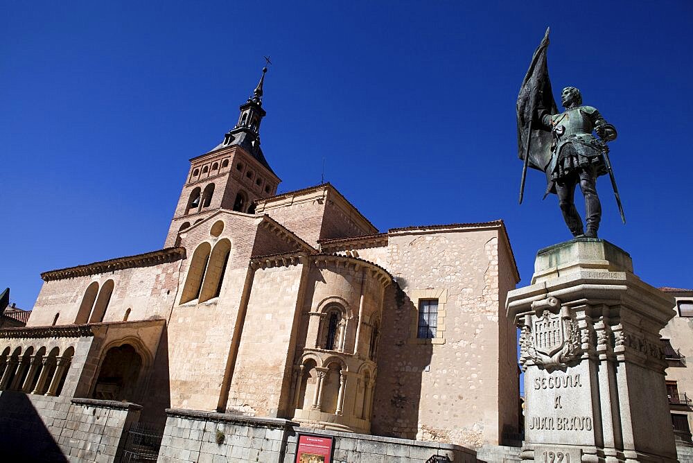 Spain, Castille-Leon, Segovia, Statue of Juan Bravo by A.Marinas with Church of St Martin in the background.