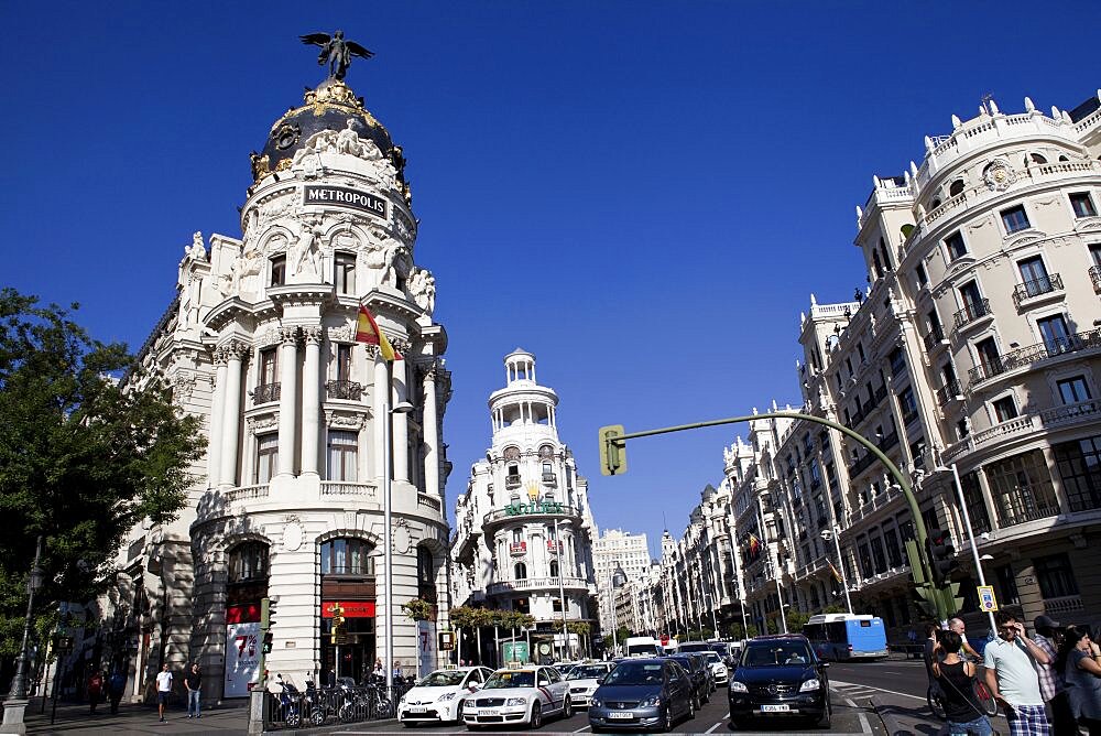 Spain, Madrid, Busy traffic on Alcala Grand Via junction next to the Metropolis building.