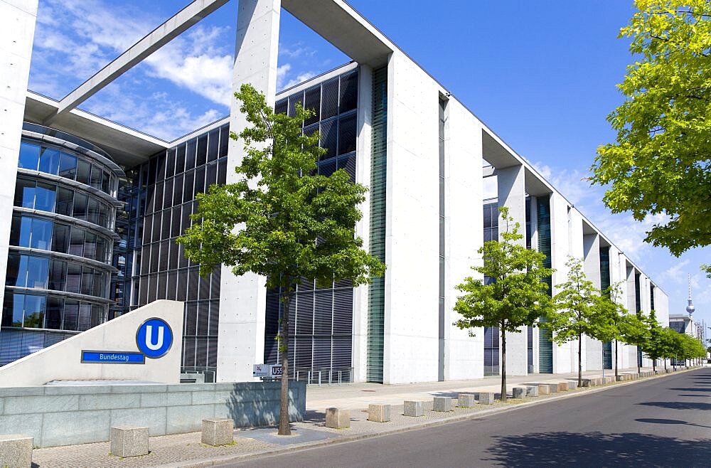 Germany, Berlin, Mitte, Paul Loebe Haus by architect Stephan Braunfels housing the offices of the parliamentary committees of the Bundestag with an entrance to the U-Bahn underground railway station.