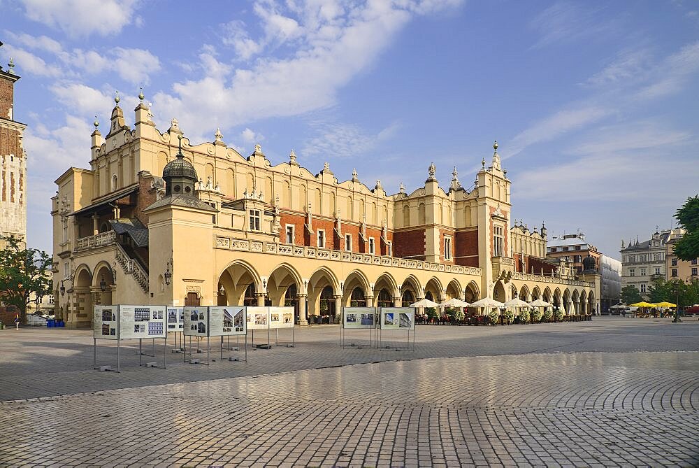 Poland, Krakow, Rynek Glowny or Main Market Square, General view of the square with Sukiennice or The Cloth Hall.