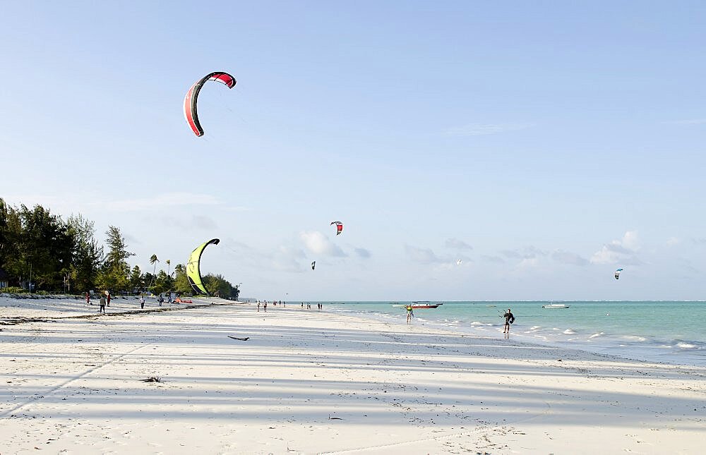 Tanzania, Zanzibar, Kitesurfers on Paje beach