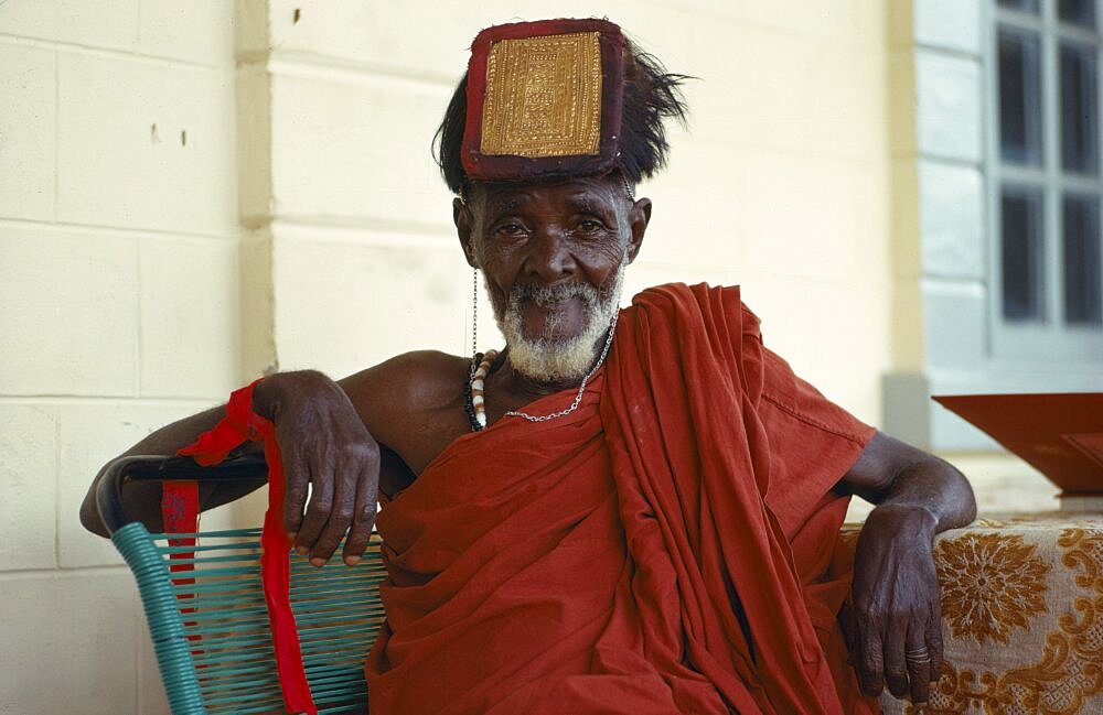 Ashanti tribal elder wearing gold head tablet to denote  status and power, Ghana, Africa