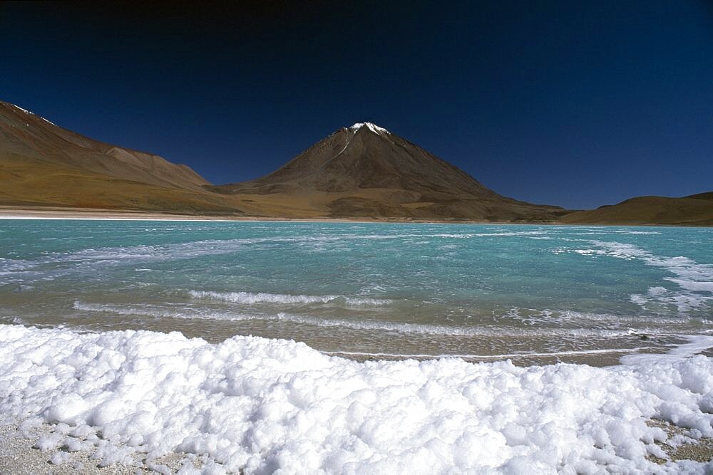 BOLIVIA Altiplano Potosi Salar de Uyuni  Laguna Verde.  Salt crusted shore and jade coloured water.  Colored   Colored