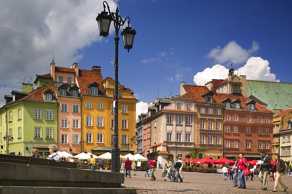 POLAND  Warsaw Plac Zamkowy  Castle Square in the Old Town. Outside seating  tables with parasols  lamppost and pedestrians. Tourism Travel Holidays Eastern Europe