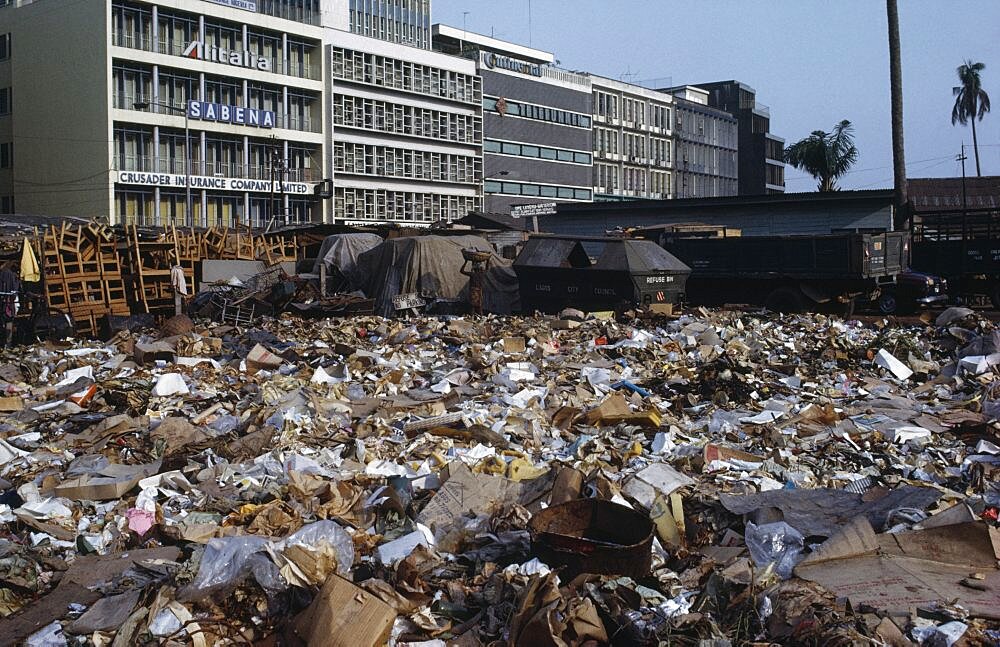 NIGERIA  Lagos Rubbish dump in centre of modern city. African Center Ecology Entorno Environmental Environnement Green Issues Nigerian Western Africa