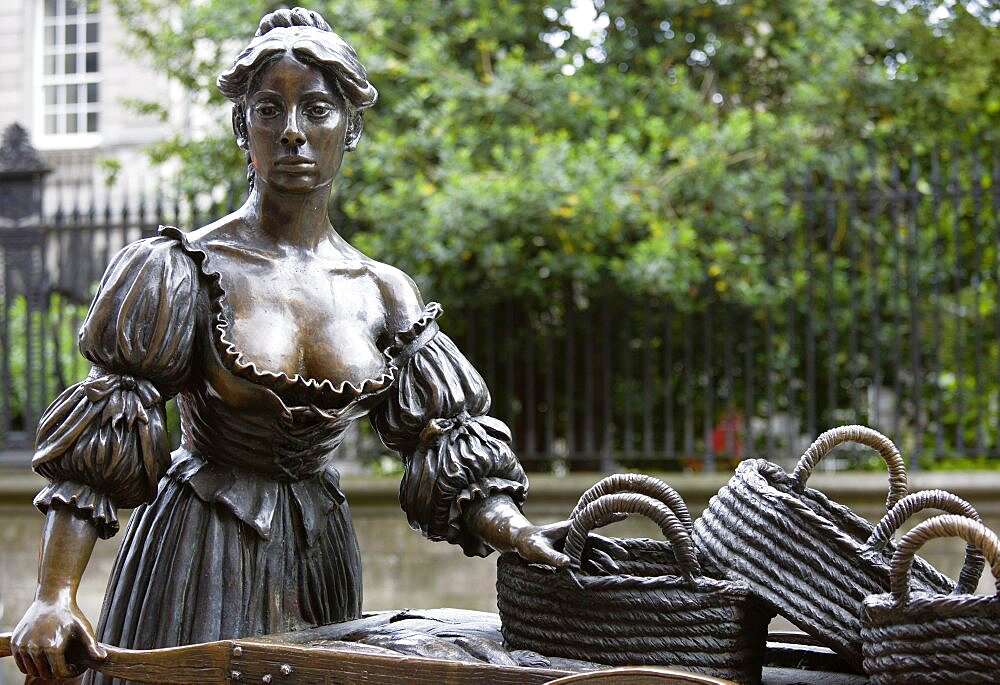 Ireland, County Dublin, Dublin City, Bronze statue of Molly Malone with her fishmonger wheelbarrow in Grafton Street