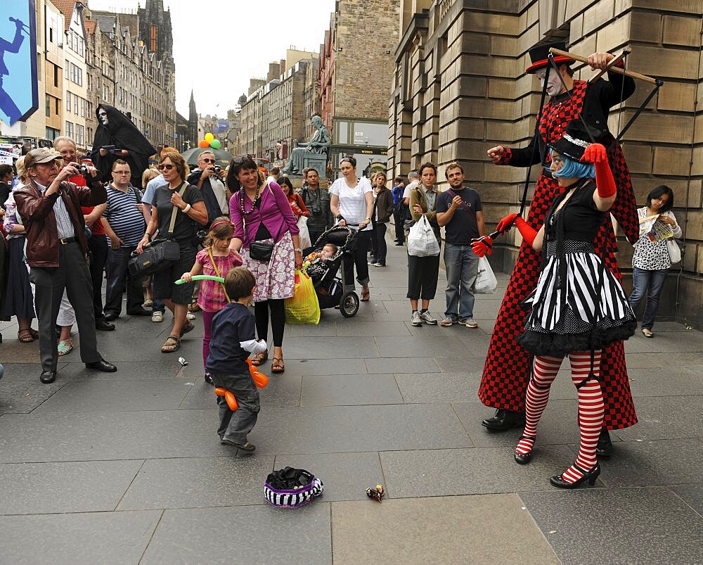 Scotland, Lothian, Edinburgh Fringe Festival of the Arts 2010, Street performers and crowds on the Royal Mile