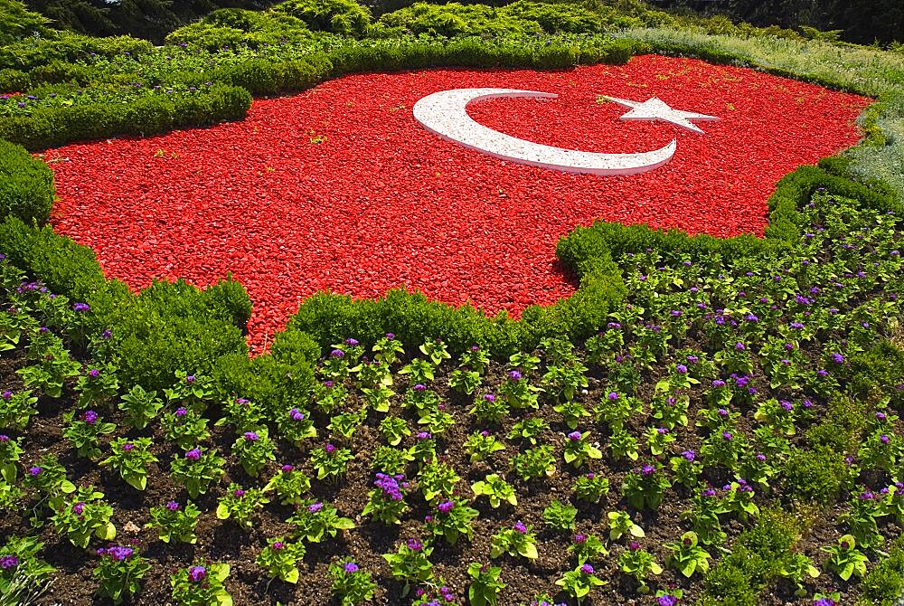 Turkey, Ankara, Anitkabir, Mausoleum of the founder of the Turkish Republic Mustafa Kemal Ataturk. The Turkish flag depicted in pebblestones surrounded by flower bed.