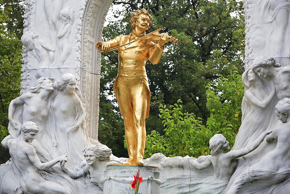 Austria, Vienna, Statue of Johann Strauss in the Stadt Park.