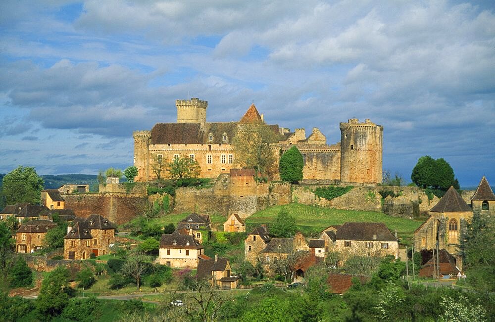 FRANCE Aquitaine Dordogne Castelnau-Bretenoux Castle above hillside town.