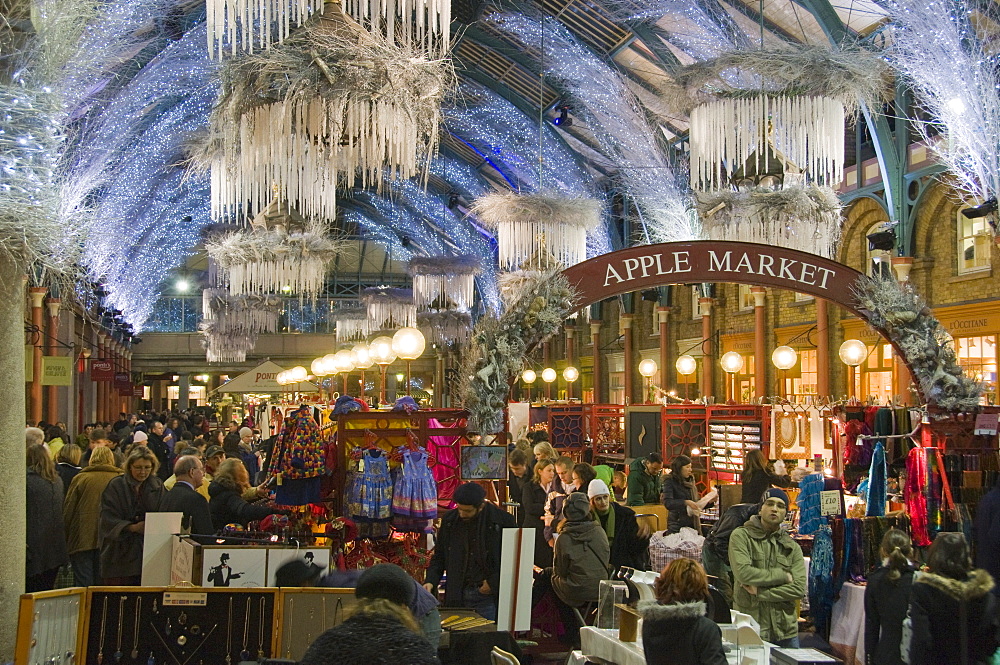 Christmas shopping in the Apple Market at Covent Garden, London, England, United Kingdom, Europe