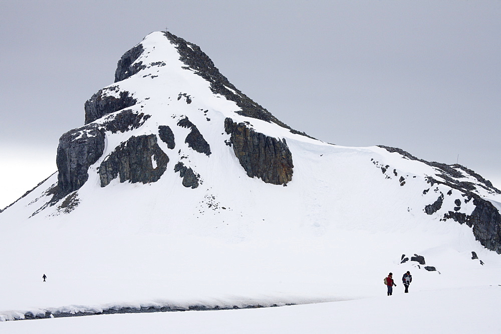 Snow covered mountain and tourists, Half Moon Island, South Shetland Islands, Antarctic Peninsula, Antarctica, Polar Regions