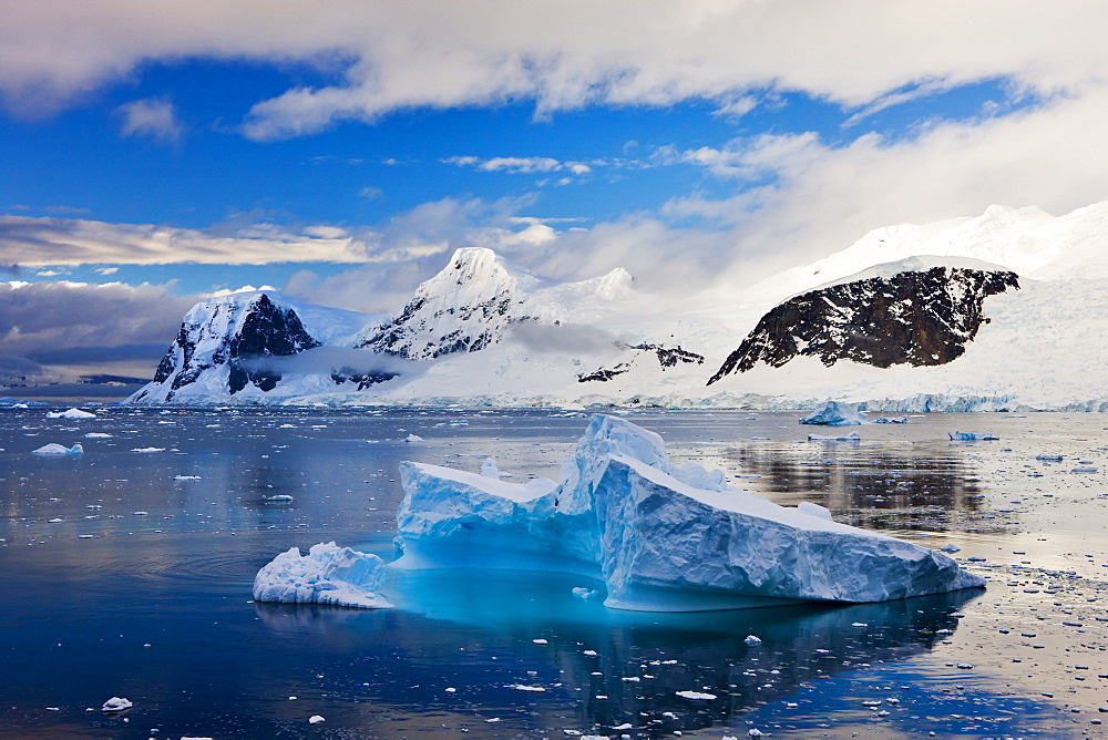 Icebergs and mountains of the Antarctic Peninsula, Antarctica, Polar Regions