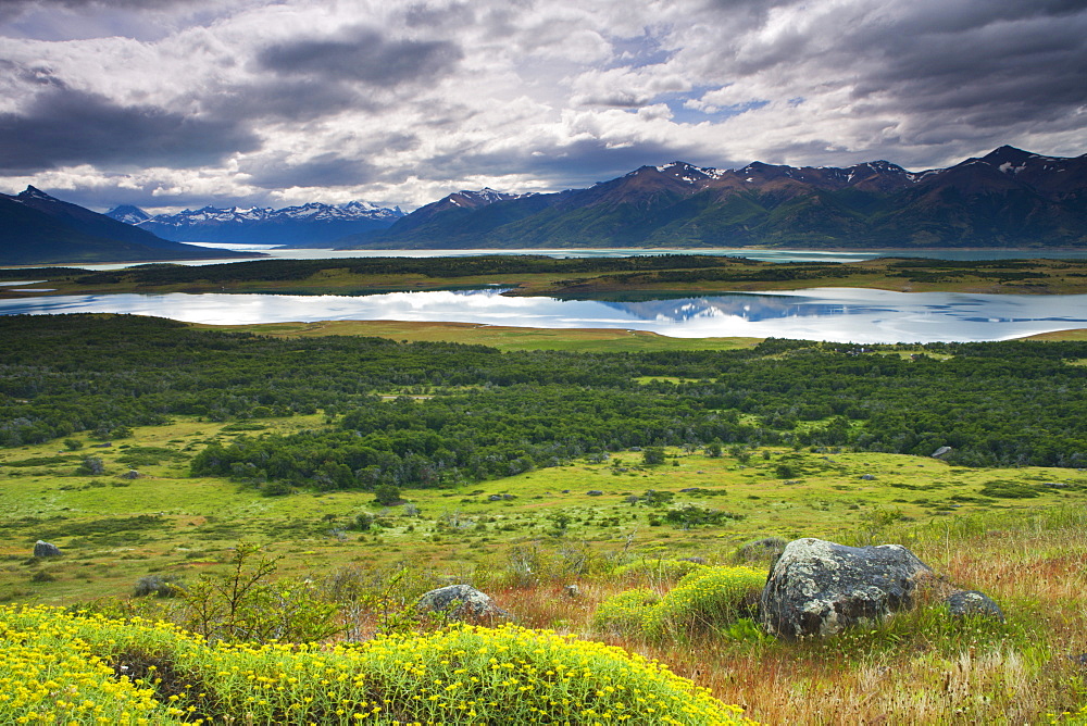 Lakes and mountains in Los Glacieres National Park, UNESCO World Heritage Site, Patagonia, Argentina, South America