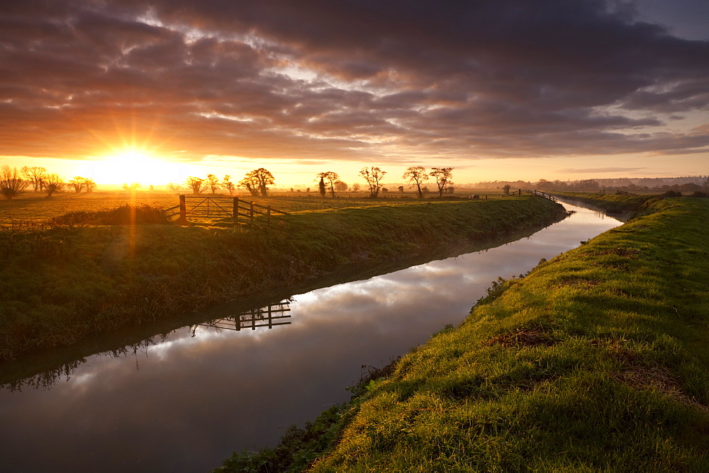 Sunrise over the Somerset Levels, River Brue near Glastonbury, Somerset, England, United Kingdom, Europe