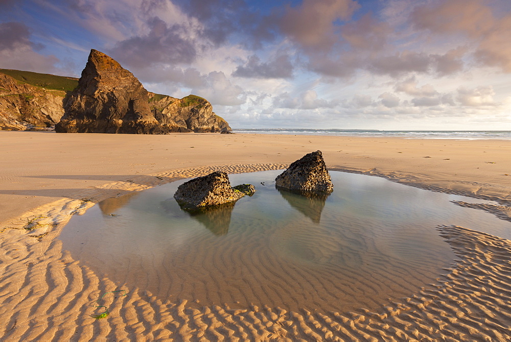 Tidal pool on a deserted beach at Bedruthan Steps, Cornwall, England, United Kingdom, Europe