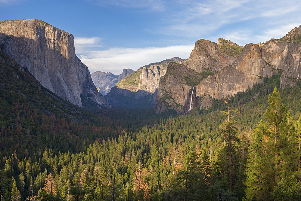 Majestic view of Yosemite Valley from Tunnel View, Yosemite National Park, UNESCO World Heritage Site, California, United States of America, North America